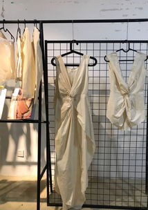 曉 資訊 時(shí)尚產(chǎn)品設(shè)計(jì)系2017 2018 下 課程展專(zhuān)題之16級(jí)藝術(shù)服裝設(shè)計(jì)