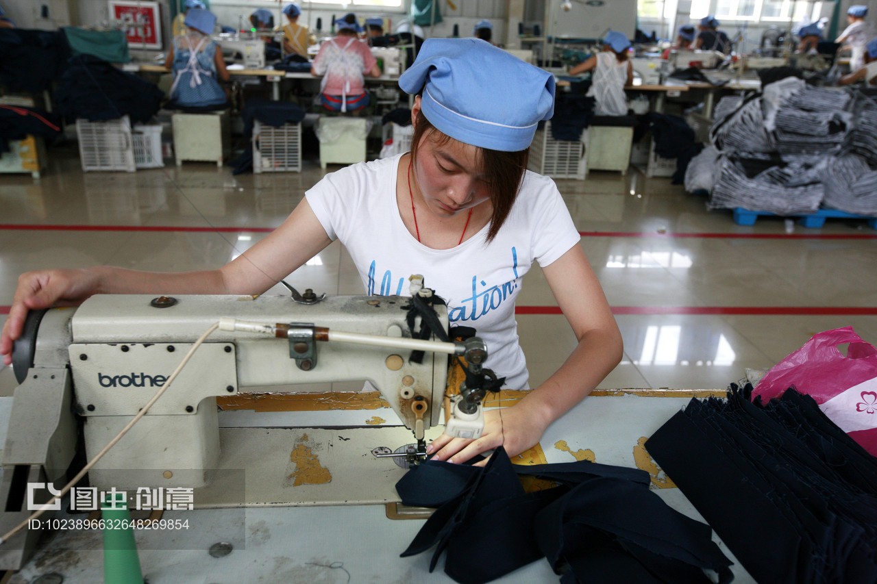 安徽省淮北市秋艷服裝廠,女工在生產車間內加工出口到歐美地區的服裝產品。
